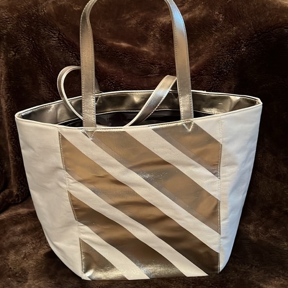 NWT ❤️Victoria’s Secret Cream and Gold Tote Bag. Never been used and PRETTY ❤️❤️ - Picture 5 of 8